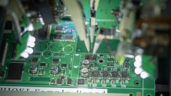 China acelera la producción de placas para IA con inversiones récord ante la demanda de Nvidia