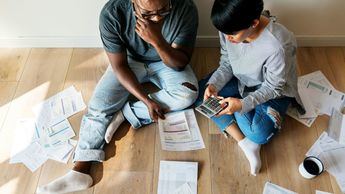 Un estudio revela que la sociedad sigue esperando que los hombres sean quienes más ganen dentro de la pareja