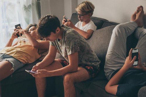 Francia prohíbe las redes sociales a los menores de 15 años desde septiembre