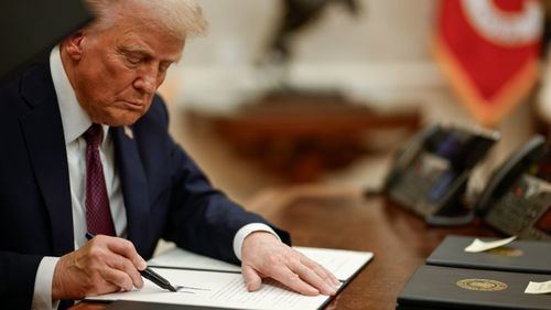 Donald Trump, presidente de Estados Unidos, firmando una orden ejecutiva