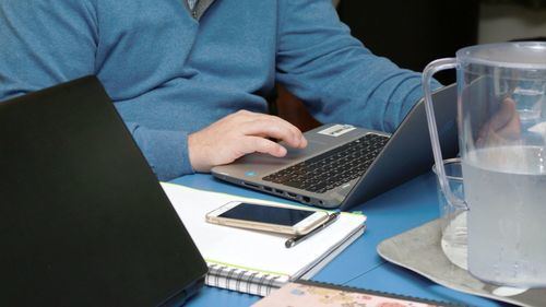 Los trabajadores temen más que la IA exponga sus carencias que perder su empleo