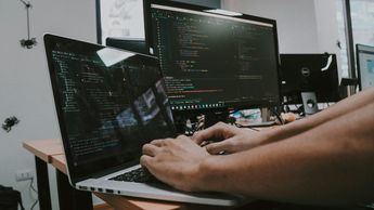 Los ciberdelincuentes preparan una nueva generación de ataques contra la IA mediante técnicas de inyección de prompts