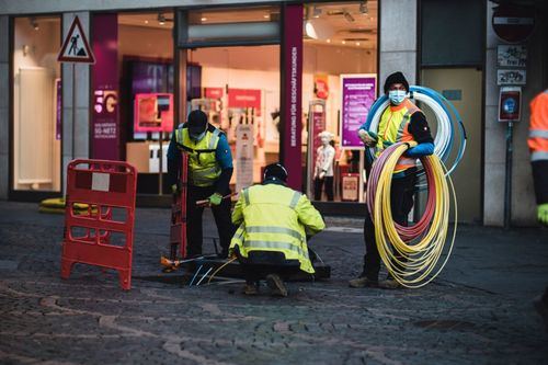 Operarios desplegando fibra óptica