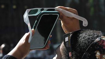 Cómo fotografiar el eclipse con el móvil sin dañarlo: las claves para proteger la cámara