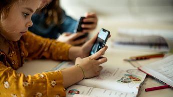 California endurece las restricciones a las redes sociales para menores de 16 años y limita los juguetes con IA