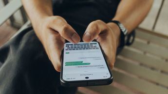 Compartir información de menores en los grupos de WhatsApp del colegio puede acabar incluso en prisión