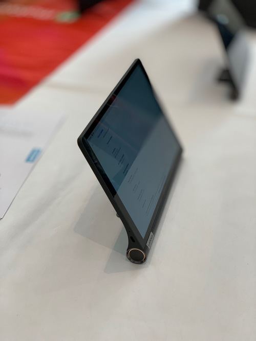 Lenovo renueva portátiles y móviles y recupera una tableta curiosa