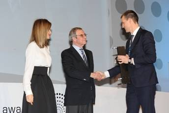 Eduardo Jauregui, fundador de Irisbond recibe el premio de ganador de mano de César Alierta y en presencia de S.M. la reina Letizia