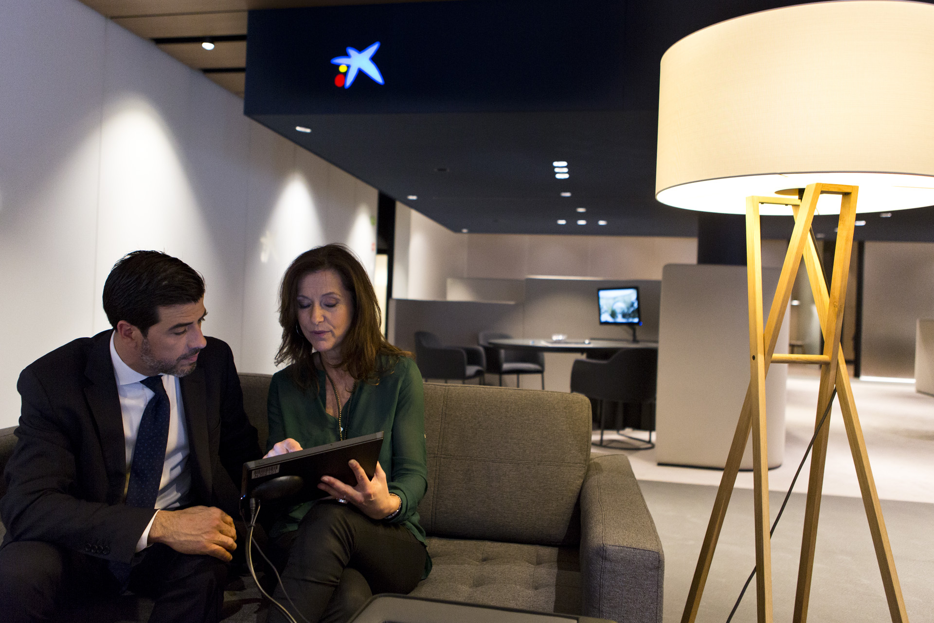 CaixaBank invierte 75 millones de euros para sustituir todos los PC de oficinas y gestores por tabletas