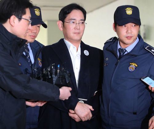 Juicio al heredero del grupo Samsung por delitos fiscales