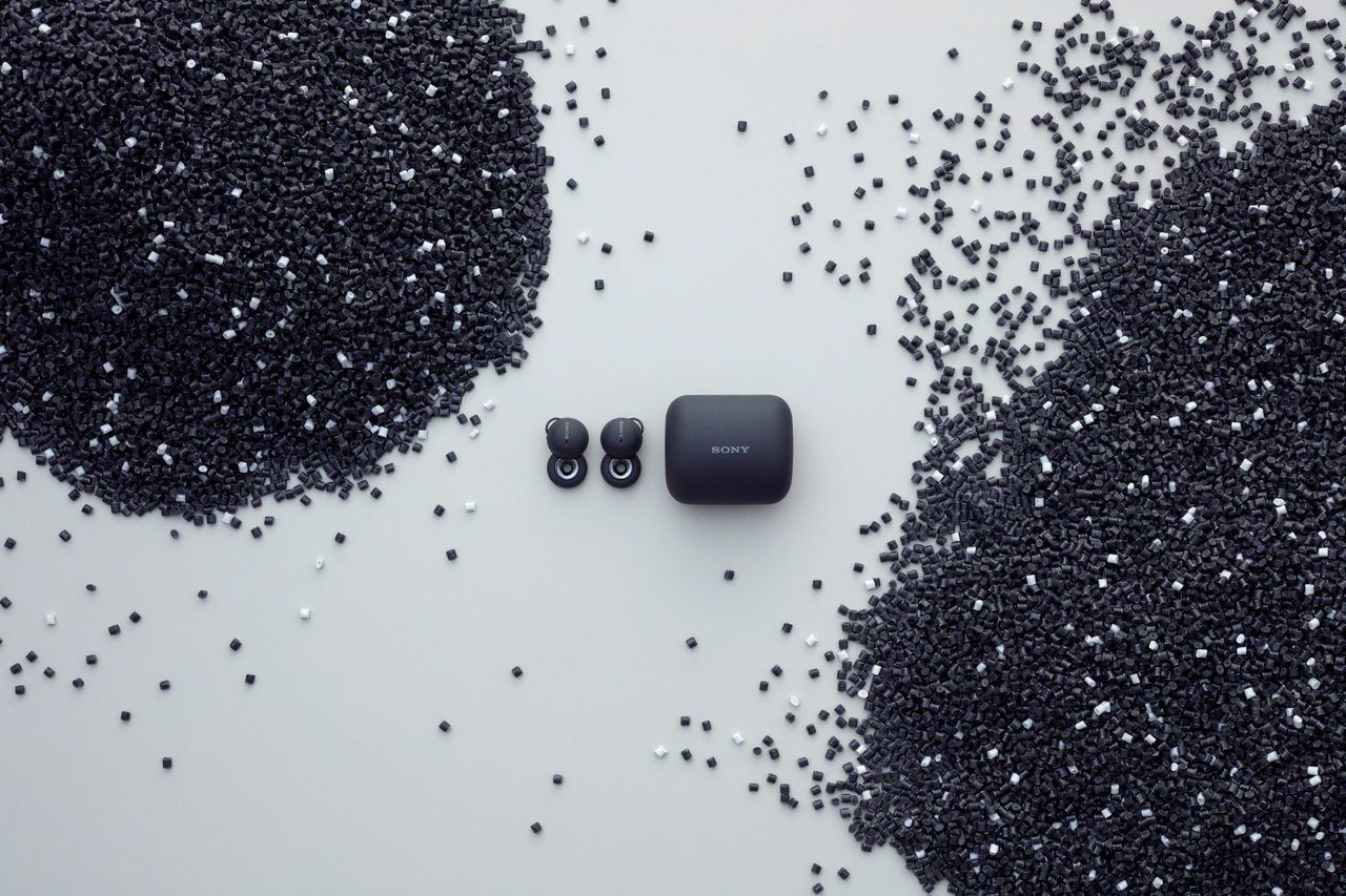 Los LinkBuds son una propuesta novedosa de Sony; unos auriculares con el altavoz en forma de anillo y la parte central abierta para dejar pasar el sonido exterior. Están fabricados con plástico reciclado mezclado con mica.