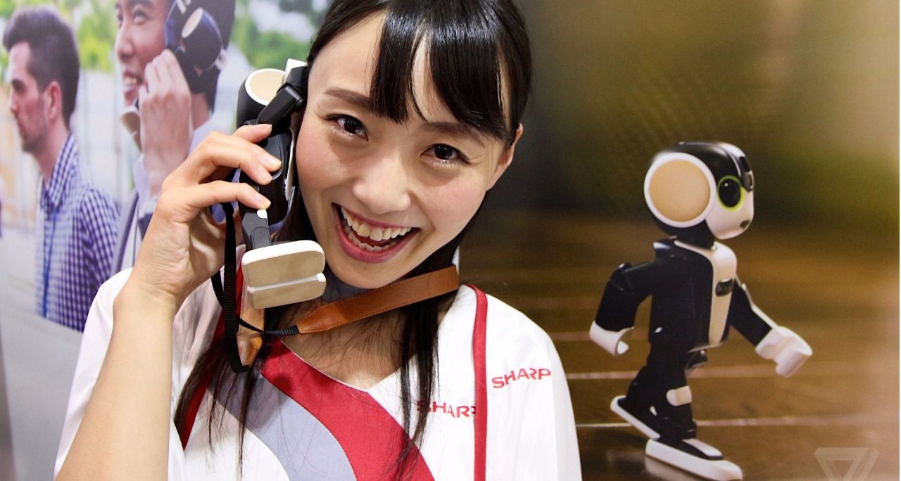 Robohon, el primer móvil robótico llega a Japón