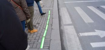 Desarrollan proyecto con semáforos en el suelo para peatones despistados por el móvil