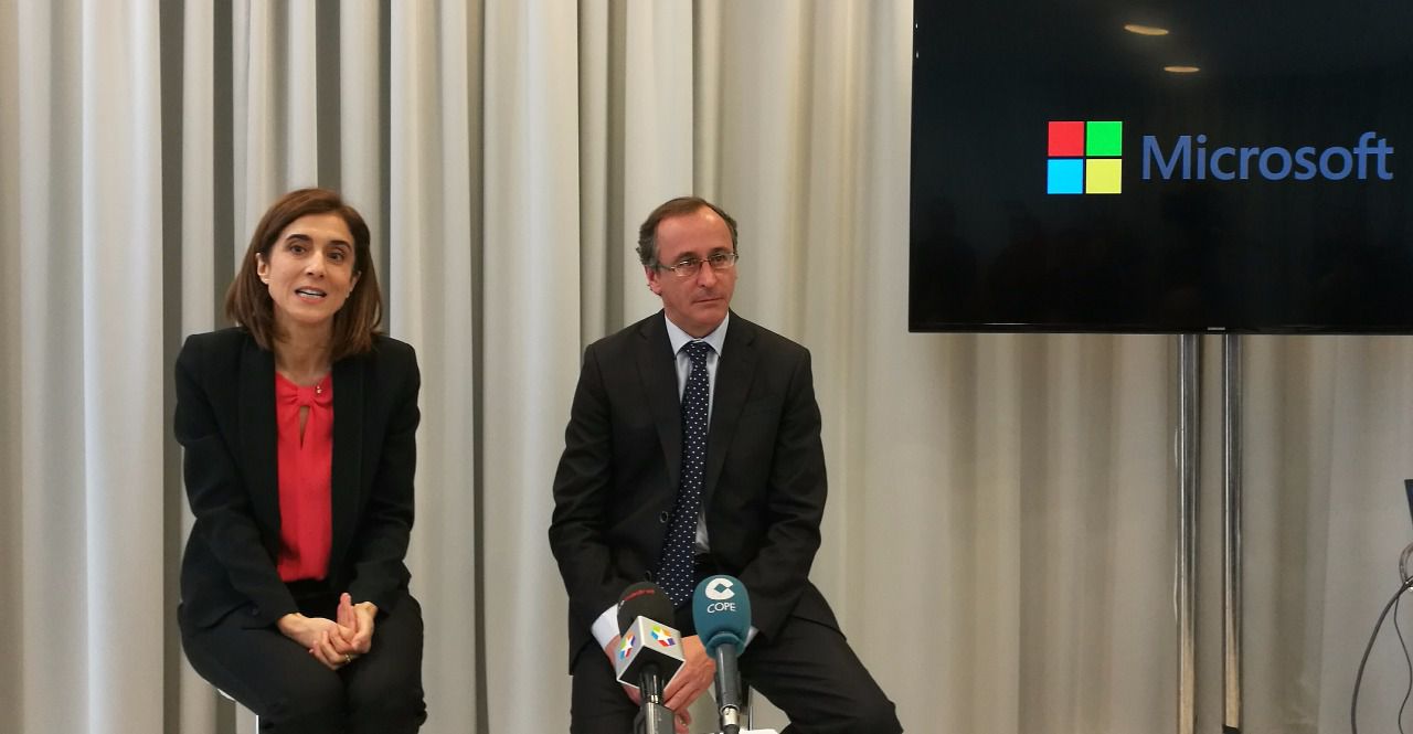 Pilar López, presidenta de Microsoft España, y Alfonso Alonso, Ministro de Sanidad, Servicios Sociales e Igualdad