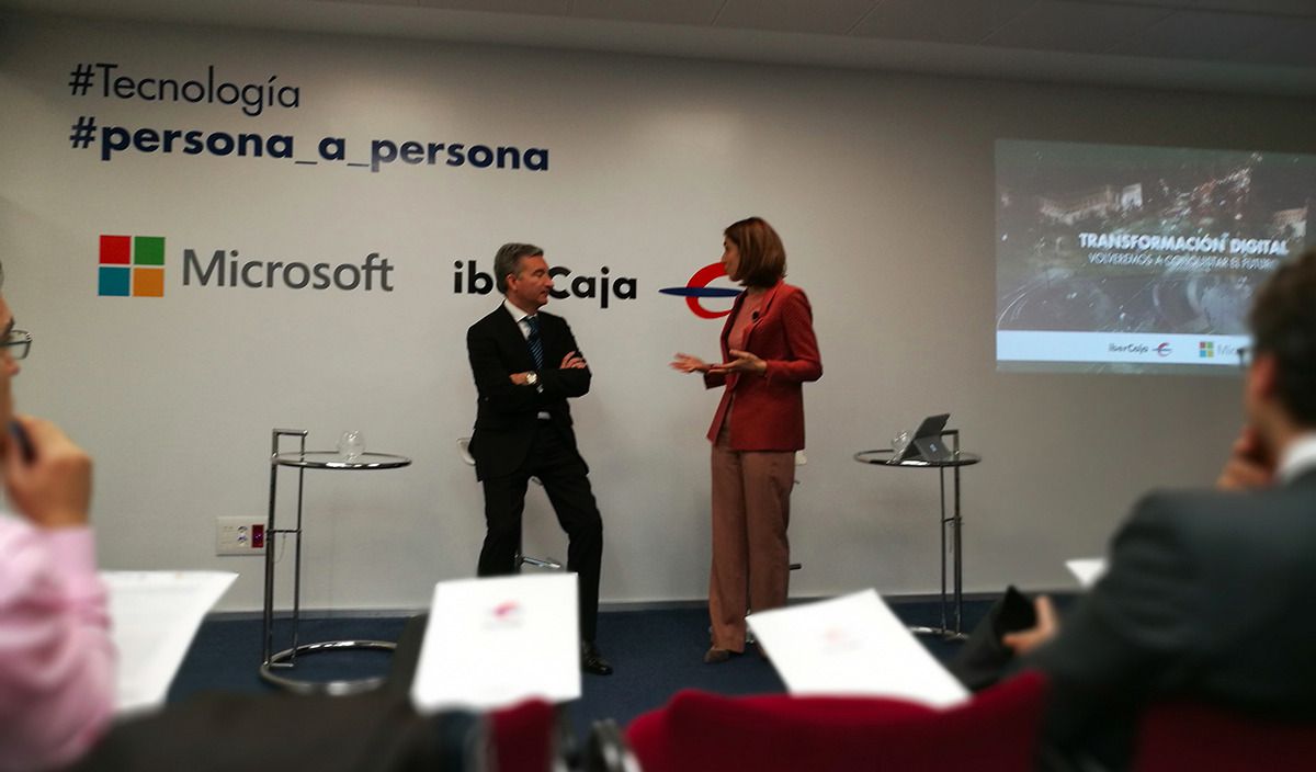 Víctor Iglesias, consejero delegado del grupo bancario, y Pilar López, presidenta de Microsoft España.