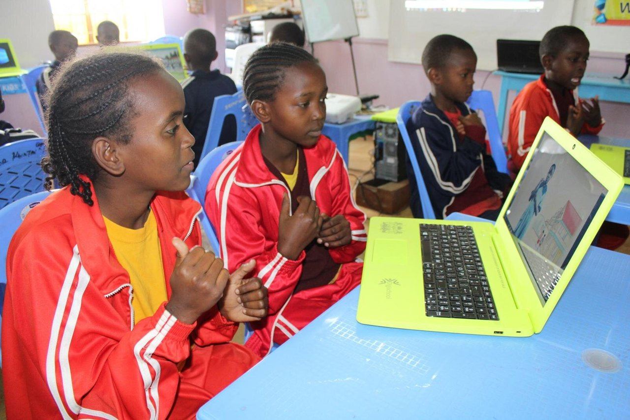 Alumnos de primaria en Kenia practicando el lenguaje de signos con el proyecto