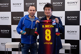 Sony entrega un Xperia Z a Andrés Iniesta