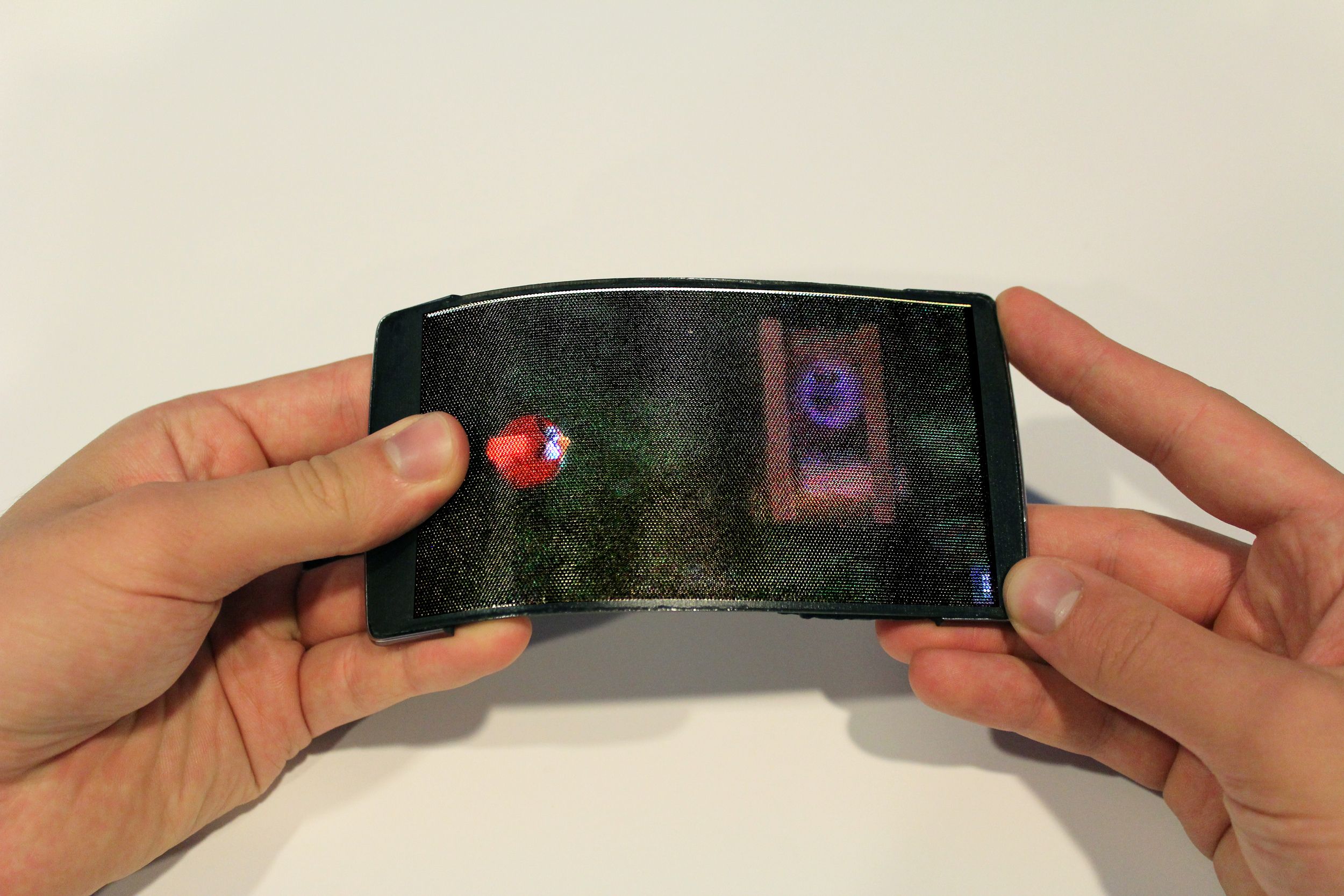 Descubrimos HoloFlex, el primer smartphone flexible con hologramas incluidos