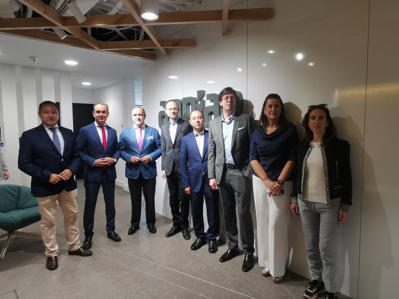 Directivos y autoridades durante la inauguración del centro en Sevilla