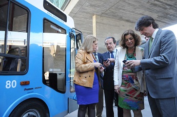 Ana Botella e Ignacio González conectados al WiFi Gowex de la EMT (Foto: Ayuntamiento de Mádrid)