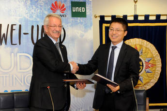 Tony Jin Yong, CEO de Huawei España, y Alejandro Tiana, rector de la Universidad Nacional de Educación a Distancia.
