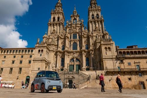 El Citroën Ami frente a la Catedral de Santiago