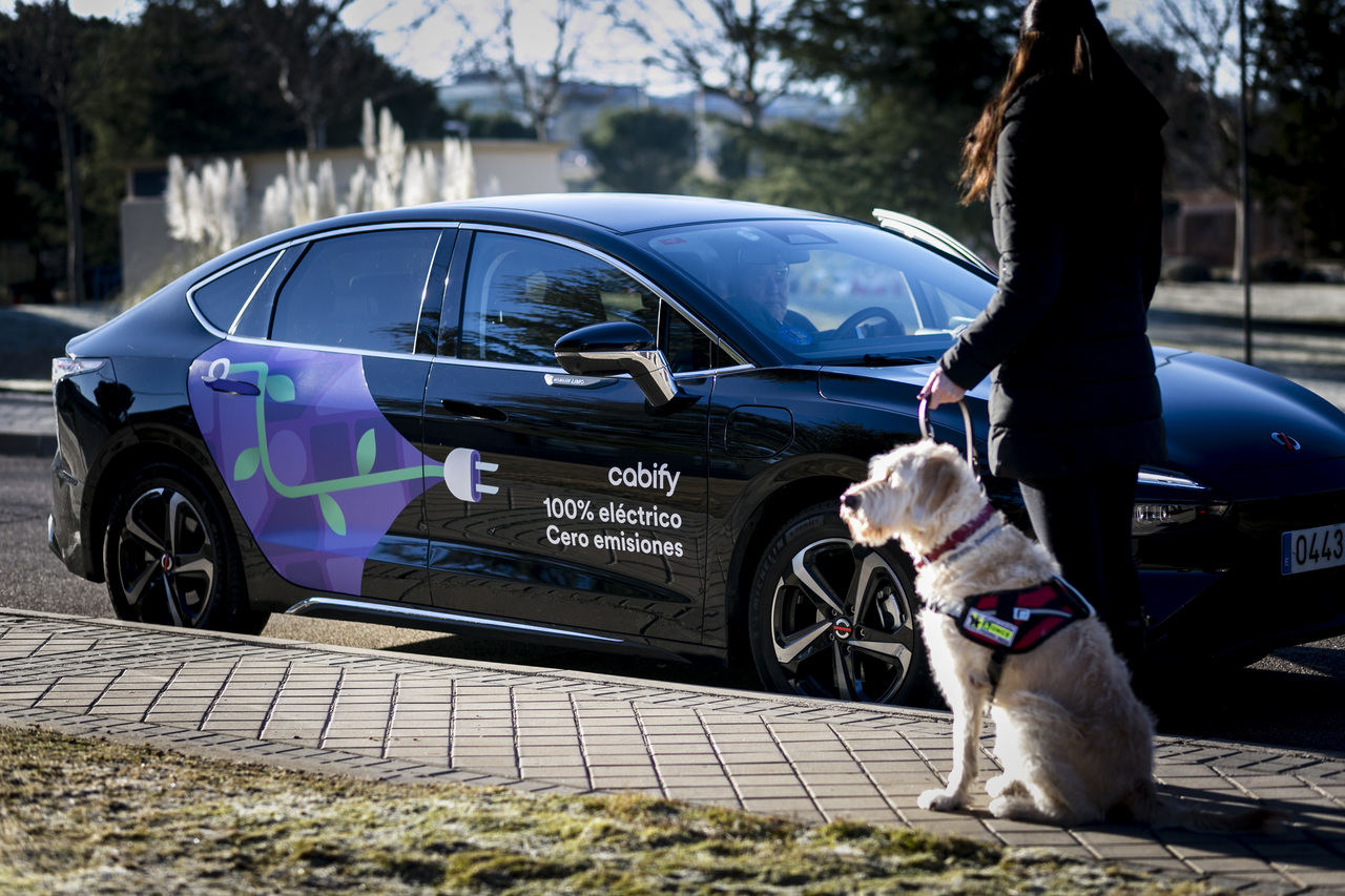 Cabify y la ONCE unen fuerzas para mejorar la experiencia de las personas con perros guías