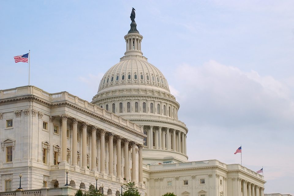 Facebook y Twitter comparecerán ante el Congreso de EEUU, mientras Google declina la invitación
 