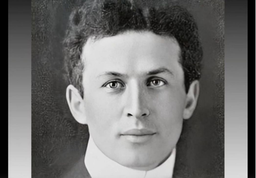 Henry Houdini contando su vida en ‘Live Story’. (My Heritage)