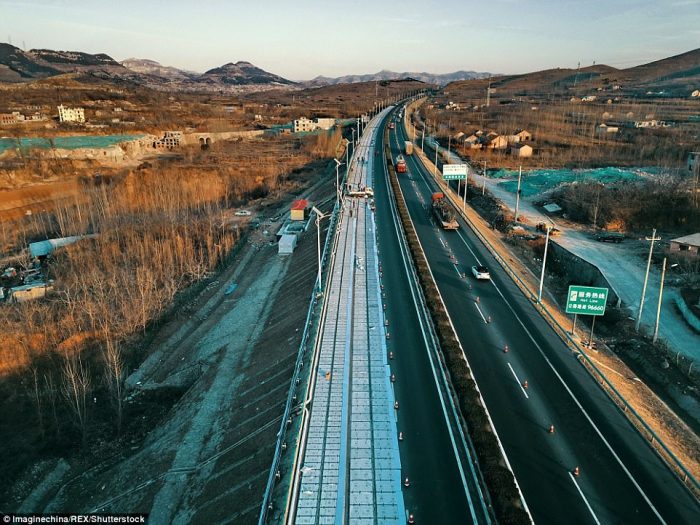 Una carretera para recargar las baterías de tu vehículo eléctrico