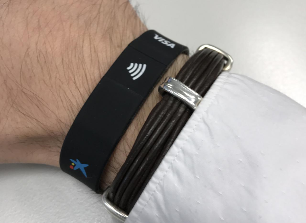 G&D y CaixaBank reparten pulseras wearables para pagos contactless
