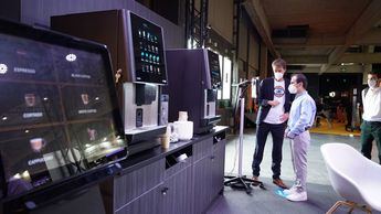 Irisbond y Azkoyen presentan una máquina de café con eyetracking