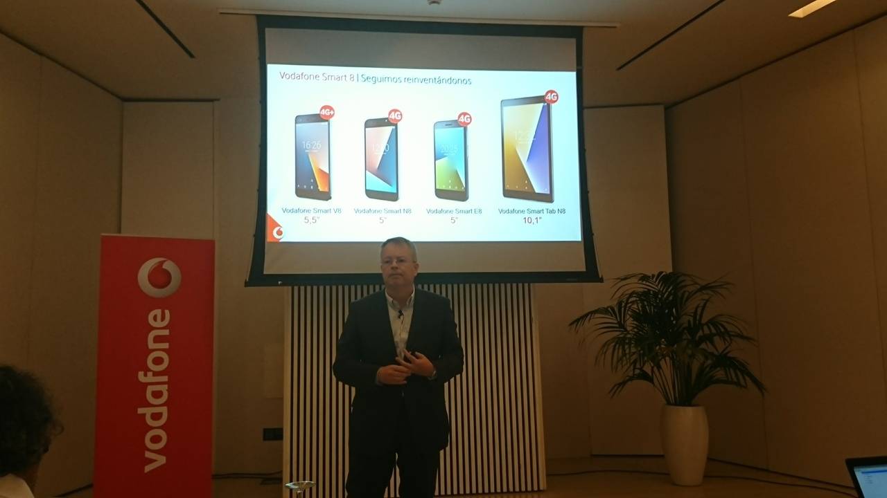 Vodafone presenta nuevos dispositivos, destacando Smart V8