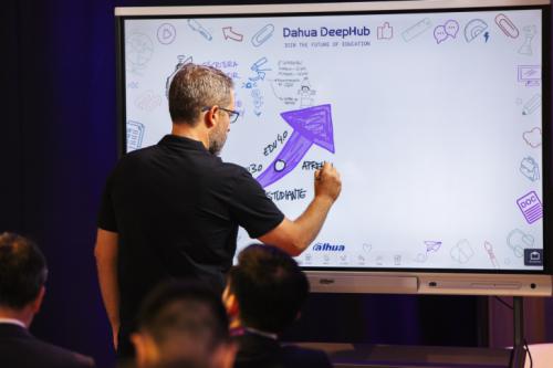 Dahua acaba de presentar su nueva DeepHub Smart Interactive Whiteboard, una pizarra interactiva