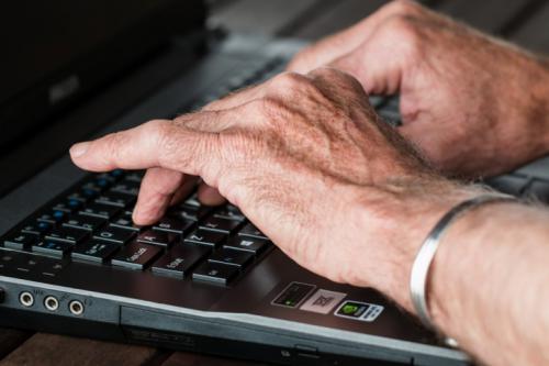 El 41% personas de edad avanzada españolas piensa que es demasiado mayor para utilizar internet