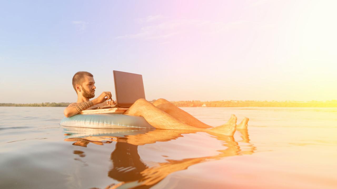 El 53% de los españoles prefiere teletrabajar desde un lugar con playa este verano