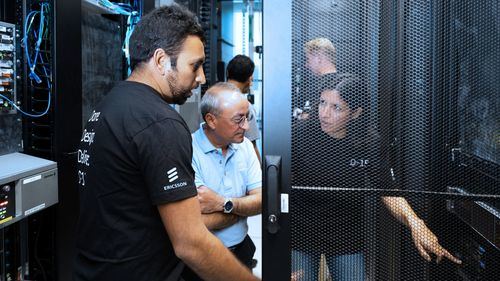 Un equipo trabajando en el nuevo Ericsson-Intel Tech Hub en las instalaciones D-15 de Ericsson en Santa Clara