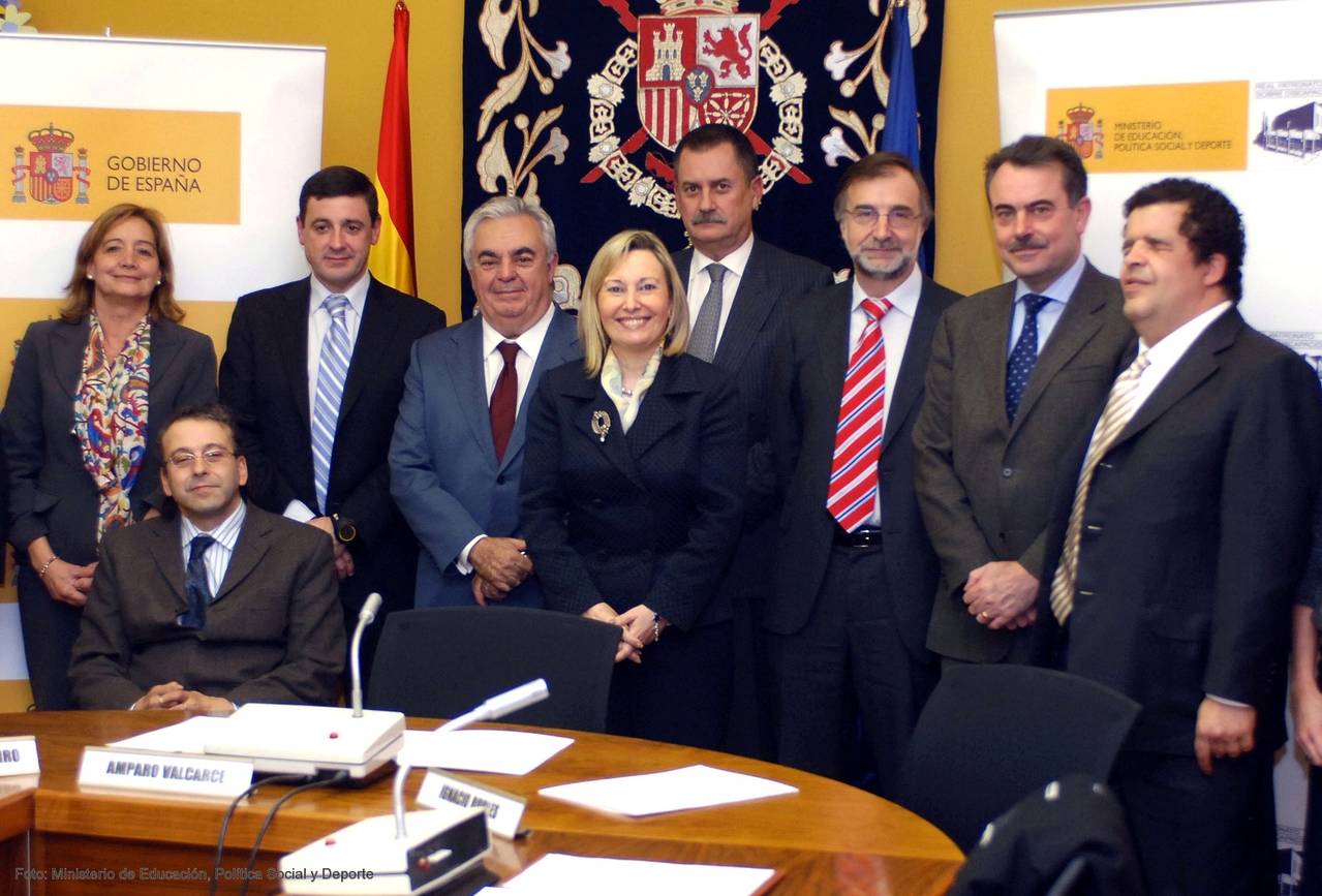 Firma CENTAC. Cristina Rodríguez Porrero (CEAPAT), Juan Carlos Ramiro (Dirección General de Políticas de Discapacidad), Enrique Martínez (INTECO), José Luis Ripoll (Vodafone España), Amparo Valcárcel (Secretaría de Estado de Servicios Sociales, Familias y Discapacidad), Enrique Muñoz (El Corte Inglés), Ignacio Robles (Real Patronato sobre Discapacidad), Javier Aguilera (Telefónica) y Luis Crespo (Fundación ONCE)