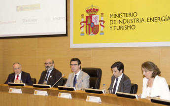 En la fotografía, el director general y responsable de Innovación de Banco Santander, José María Fuster, el presidente de Indra, Fernando Abril-Martorell, el ministro de Industria, Energía y Turismo, José Manuel Soria, el consejero delegado de Telefónica José María Álvarez-Pallete y la secretario de Estado de Energía, Begoña Cristeto.