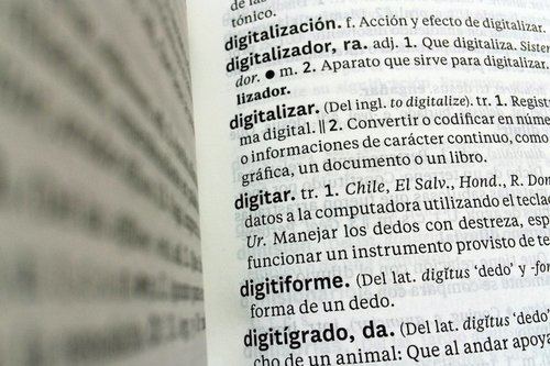El Gobierno destina 15 millones a la RAE para potenciar su digitalización y el uso de la IA