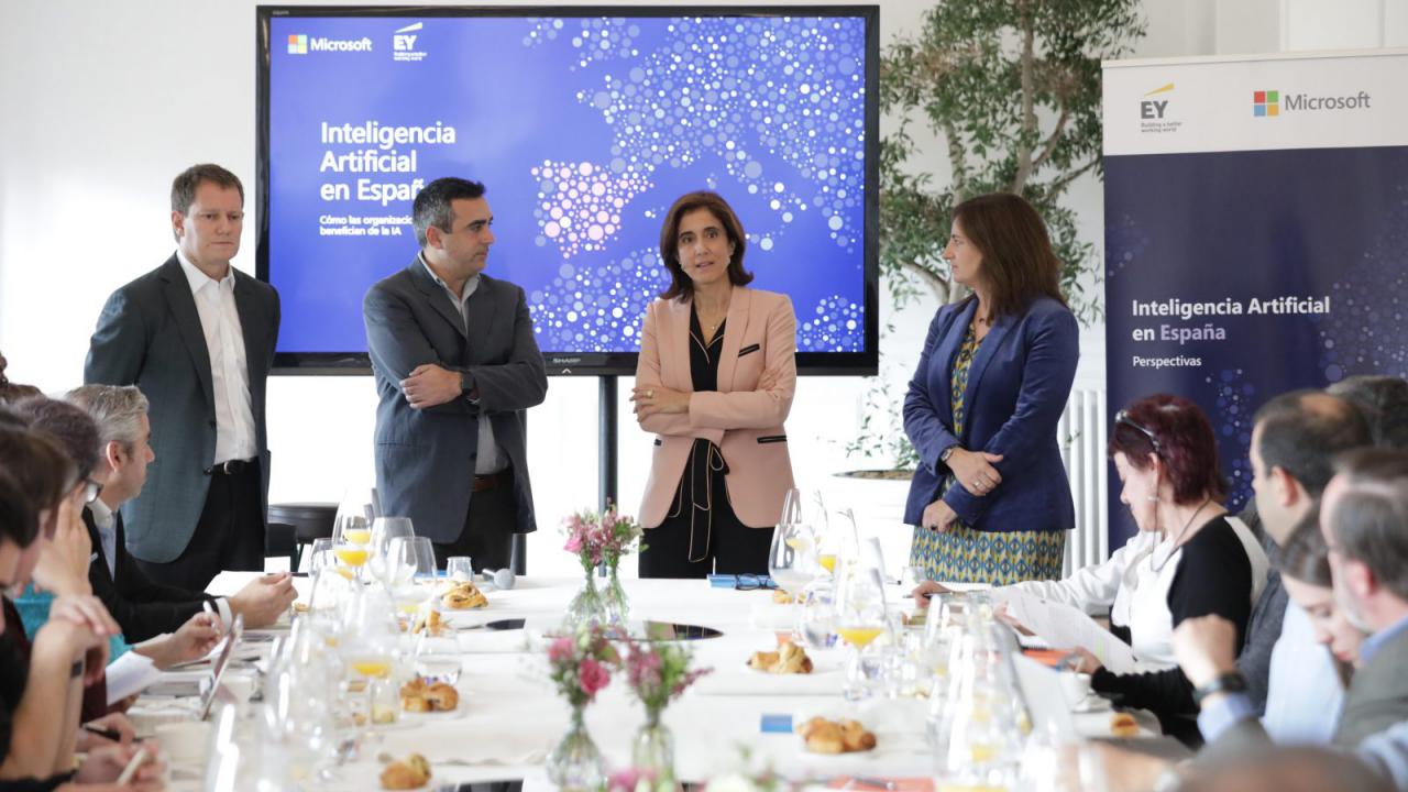 Antonio Budia, director de Operaciones y Marketing de Microsoft España; David Carmona, director general de Desarrollo de Negocio en Inteligencia Artificial de Microsoft Corporation; Pilar López, presidenta de Microsoft España y Juana Fernández, directora en el Centro de Inteligencia Artificial & Análisis de Datos - EY Wavespace