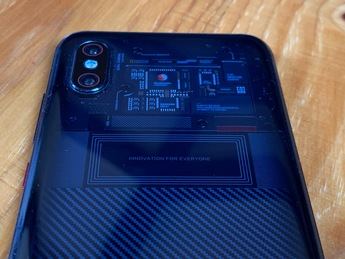 Con el Mi8 Pro, Xiaomi lleva la moda de las transparencias a los móviles