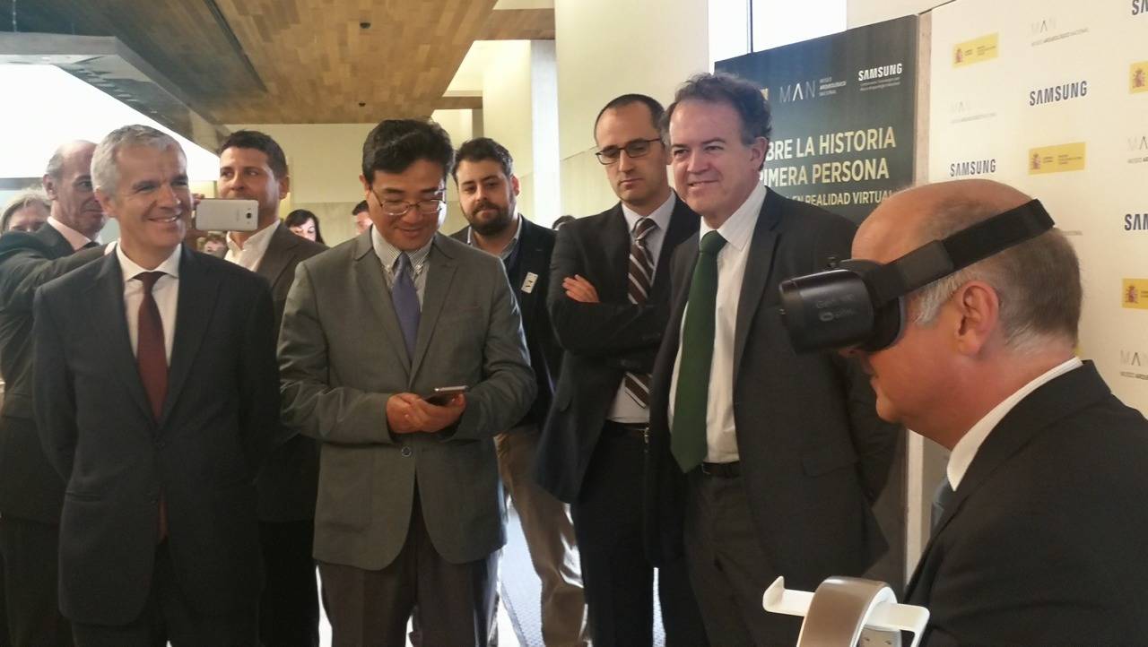 El Secretario de Estado de Cultura disfruta de la experiencia VR ante la complicidad del VP de Samsung Celestino García