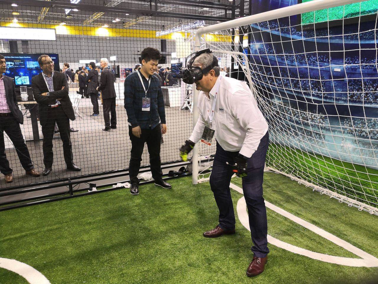 El CTO global de Telefónica, Enrique Blanco probó,tras su presentación, los nuevos sistemas de realidad Virtual avanzada que presentó en el evento Huawei 