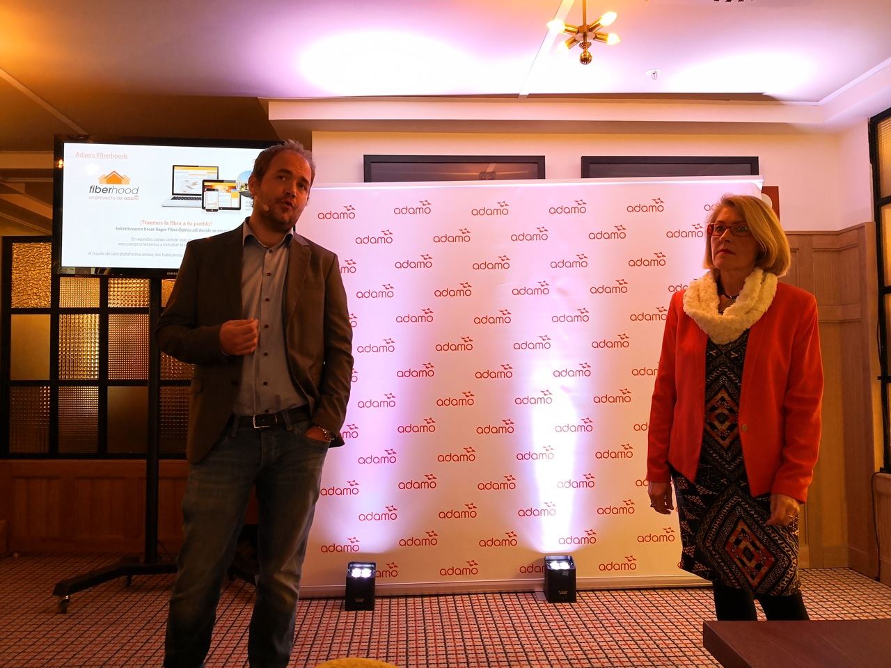 Fredrik Gillstrom, CEO de Adamo con Masha Lloyd, directora de Comunicación