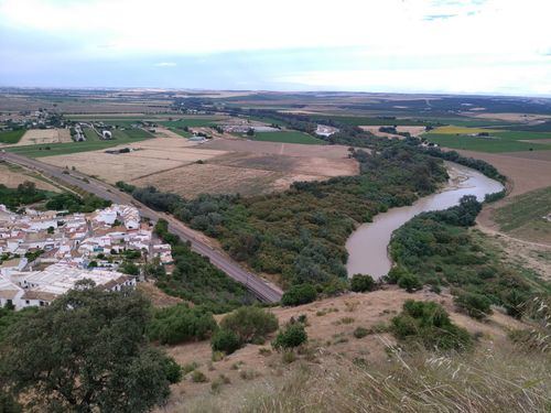 Las líneas del tren entre el Río Guadalquivir y Almodóvar