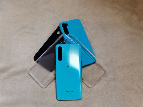 OnePlus Nord junto a sus distintas fundas