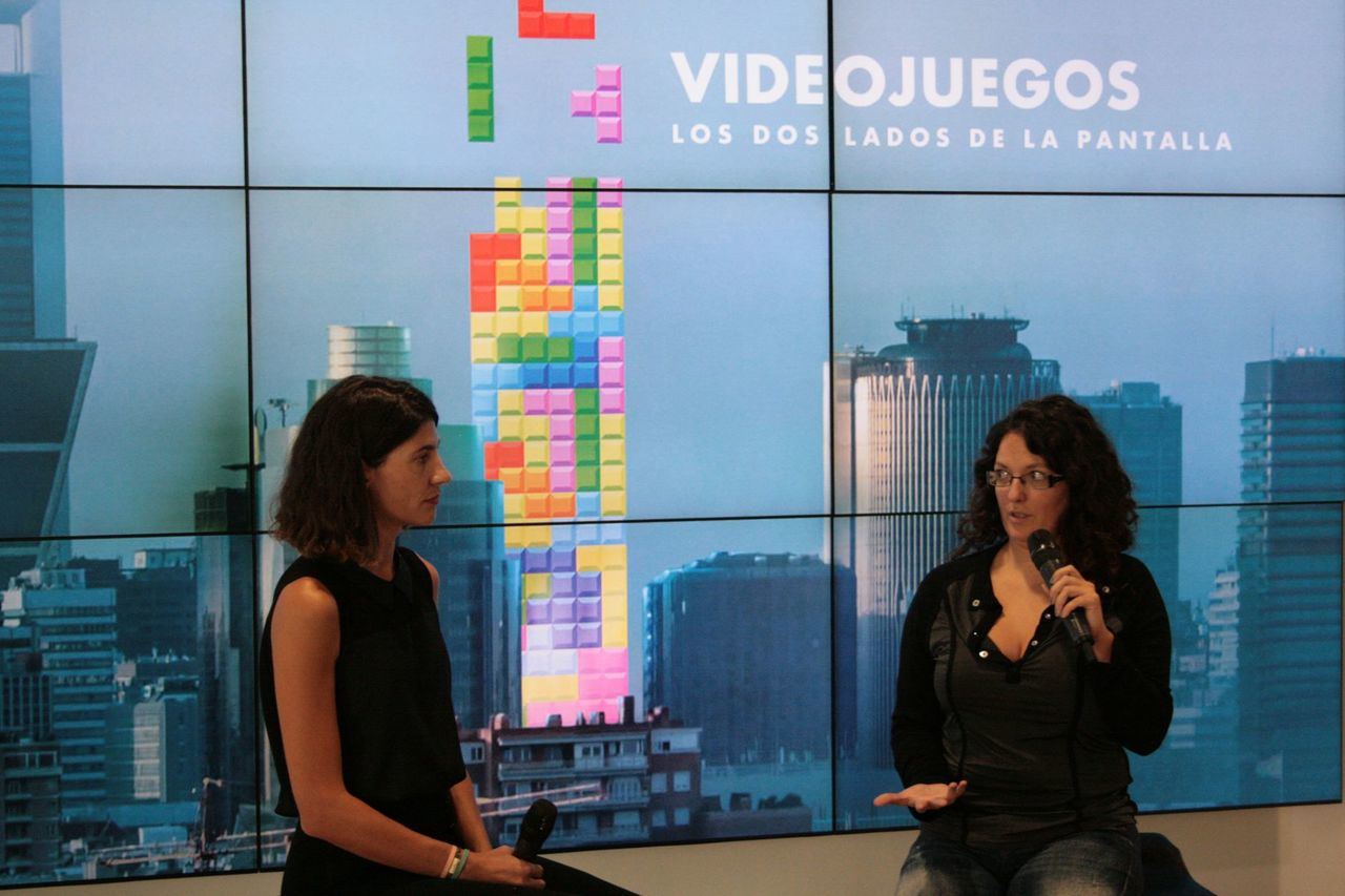 Cristina Zúñiga y Eurídice Cabañes hablando sobre la exposición 
