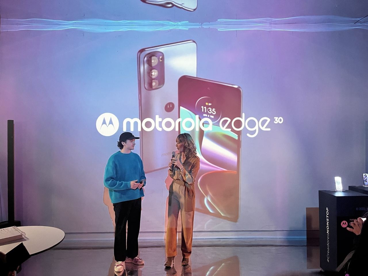 Motorola presenta su Edge 30 de la mano de Pau Clavero en un evento de experiencia inmersiva