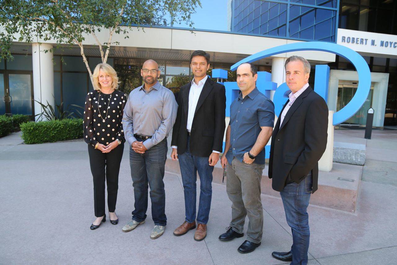 Diane Bryant, VP de Intel, junto a los fundadores de Nervana Systems, Naveen Rao, Arjun Bansal, Amir Khosrowshaki y el vicepresidente de Intel, Jason Waxman 
